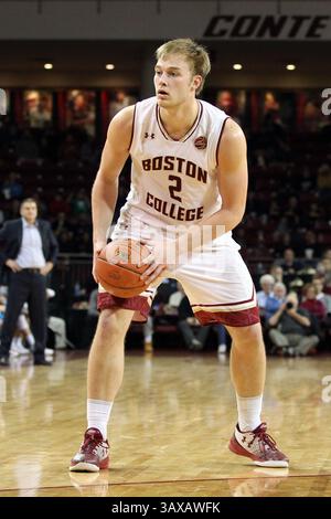 23 décembre 2016 ; Chestnut Hill, ma, États-Unis ; Connar Tava (2), attaquant des Eagles de Boston College, avec le ballon pendant la première moitié d'un match de basket-ball de la NCAA entre les Friars de Providence et les Eagles de Boston College au Conte Forum. Boston College bat Providence 79-67. Anthony Nesmith/Cal Sport Media(image de crédit : &copy ; Anthony Nesmith/CSM via ZUMA Wire) Banque D'Images