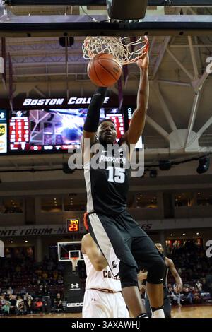 23 décembre 2016 ; Chestnut Hill, ma, États-Unis ; Emmitt Holt (15 ans), attaquant des frères Providence, dunte le ballon pendant la deuxième moitié d'un match de basket-ball de la NCAA entre les frères Providence et les Eagles du Boston College au Conte Forum. Boston College bat Providence 79-67. Anthony Nesmith/Cal Sport Media(image de crédit : &copy ; Anthony Nesmith/CSM via ZUMA Wire) Banque D'Images