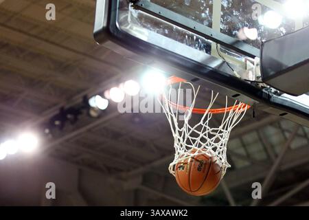 23 décembre 2016 ; Chestnut Hill, ma, États-Unis ; une vue générale de la balle qui traverse le filet pendant la première moitié d'un match de basket-ball de la NCAA entre les Providence Friars et les Boston College Eagles au Conte Forum. Boston College bat Providence 79-67. Anthony Nesmith/Cal Sport Media(image de crédit : &copy ; Anthony Nesmith/CSM via ZUMA Wire) Banque D'Images