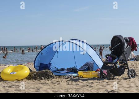 Shell de plage comme protection contre le vent pour les vacances en famille sur une plage italienne Banque D'Images