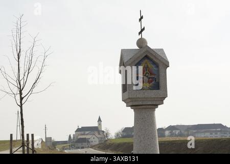 Pilier de prière en granit devant une communauté rurale - Autriche, Autriche, Europe Banque D'Images