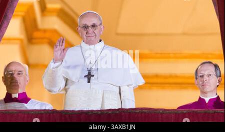 Cité du Vatican, Vatican. 13 mars 2013. Vatican City, Vatican, Vatican - le cardinal Bergoglio (M), le pape nouvellement élu, le pape François Ier salue les pèlerins et les bienfaiteurs sur le balcon de la basilique Pierre après son élection au Vatican, Cité du Vatican, le 13 mars 2013. Il est devenu le 266e pape après la démission surprise de Benoît XVI en février 2013 et après cinq tours de scrutin par 115 cardinaux électeurs les 12 et 13 mars. Photo : MICHAEL KAPPELER (crédit image : © Michael Kappeler/DPA/ZUMAPRESS.com) crédit : Agence photo indépendante/Alamy Live News Banque D'Images