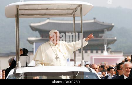 Séoul, Corée du Sud. 16 août 2014. Séoul, Corée du Sud - le pape François fait signe à ses partisans lorsqu'il arrive à la place Gwanghwamun le 16 août 2014 à Séoul, en Corée du Sud. Le pontife est en Corée du Sud pour la première visite papale dans la nation asiatique en un quart de siècle. (Crédit image : © Jeon Han/Planet Pix via ZUMA Wire) crédit : Agence photo indépendante/Alamy Live News Banque D'Images