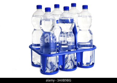 Plateau avec bouteilles d'eau - plateau découpé de bouteilles d'eau - isolé sur blanc Banque D'Images