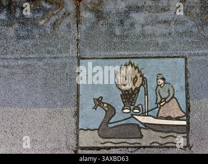 La photo montre une dalle représentant la pêche au cormoran 'ukai' pour laquelle la ville est célèbre dans la ville d'Ozu, préfecture d'Ehime, au Japon. Banque D'Images