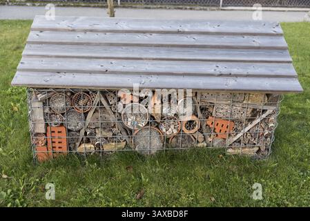 Indépendant et exceptionnellement grand hôtel d'insectes bénéfique - hôtel d'insectes en gros plan Banque D'Images