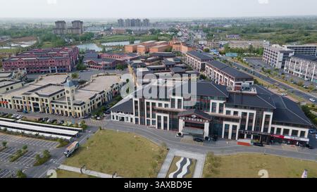 (250421) -- LU'AN, 21 avril 2025 (Xinhua) -- une photo d'un drone aérien montre une vue du canton de Dingji dans le district de Yu'an de la ville de lu'an, dans la province d'Anhui, dans l'est de la Chine, le 16 avril 2025. Dingji Township dans la ville de lu'an est une production de robe de mariée célèbre et une base d'exportation en Chine. Plus de 500 entreprises de production de robes de mariée sont situées ici avec plus de 15 000 employés connexes, créant une industrie « douce » avec une valeur de production annuelle de 2,4 milliards de yuans (environ 330 millions de dollars américains). Le canton a produit près de 5 millions de robes de mariée en 2024, représentant une part de marché de 30 pour cent Banque D'Images