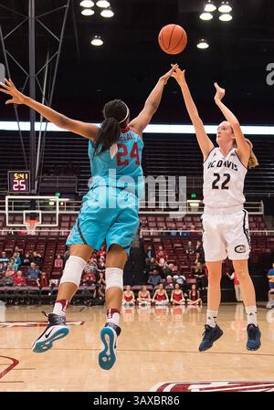 4 décembre 2016 - Stanford, Californie, États-Unis - L'attaquant Morgan Bertsch (22 ans) des Aggies de l'UC Davis tire sur l'attaquant Cardinal de Stanford Erica McCall (24 ans) pendant le match entre les Cardinal de Stanford et les Aggies de l'UC Davis. (Crédit image : © Rob Sirota via ZUMA Wire) Banque D'Images