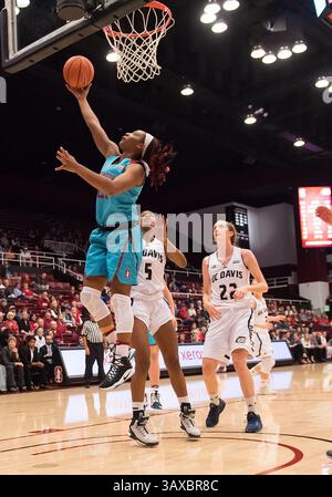 4 décembre 2016 - Stanford, Californie, États-Unis - Garde Cardinal de Stanford Dijonai Carrington (21 ans) pour le lay-up sur l'attaquant des Aggies de l'UC Davis Nina Bessolo (5 ans) et l'attaquant des Aggies de l'UC Davis Morgan Bertsch (22 ans) pendant le match entre le Cardinal de Stanford et les Aggies de l'UC Davis. (Crédit image : © Rob Sirota via ZUMA Wire) Banque D'Images