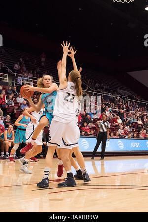 4 décembre 2016 - Stanford, Californie, États-Unis - Brittany McPhee (12 ans) tourne autour de l'attaquant Morgan Bertsch (22 ans) des Aggies de l'UC Davis lors du match entre les Cardinal de Stanford et les Aggies de l'UC Davis. (Crédit image : © Rob Sirota via ZUMA Wire) Banque D'Images