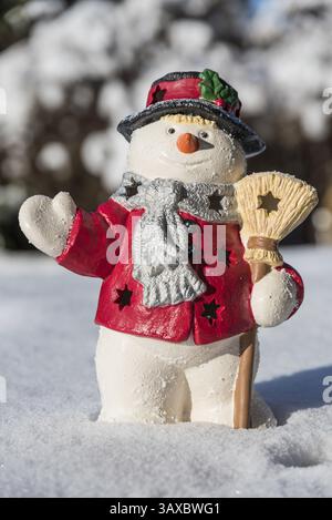 Décoration d'hiver - bonhomme de neige peint à la main debout dans la neige Banque D'Images