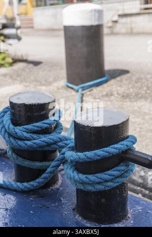 La corde du navire a tourné autour de la borne pour sécuriser le navire à quai - gros plan Banque D'Images