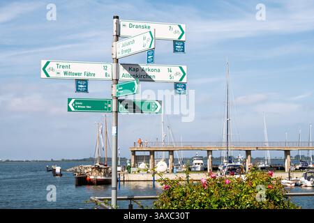 Panneaux d'orientation avec des pistes cyclables et de randonnée sur la promenade à Wiek, Ruegen, Wittow, Mecklenburg-Vorpommern, Allemagne Banque D'Images