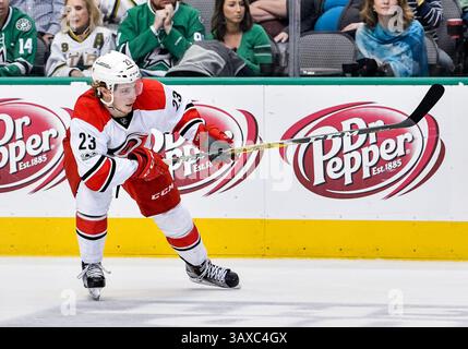 11 février 2017.Carolina Hurricanes a quitté l'aile Brock McGinn (23 ans) lors d'un match entre les Carolina Hurricanes et les Dallas Stars au American Airlines Center à Dallas Texas..Manny Flores/Cal Sport Media Banque D'Images