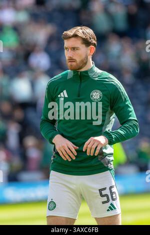 Anthony Ralston, joueur de football professionnel, joue pour le Celtic FC. Image prise lors d'un entraînement et d'une séance d'échauffement avant match. Banque D'Images
