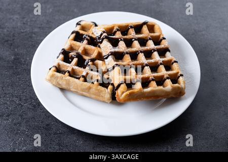 Gaufres belges au chocolat sur fond d'ardoise noire Banque D'Images