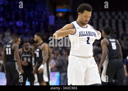 21 janvier 2017 : Jalen Brunson (1), garde des Wildcats de Villanova, regarde vers le bas alors qu'il prend le court lors du match de basket-ball de la NCAA entre les Friars de Providence et les Wildcats de Villanova au Wells Fargo Center à Philadelphie, en Pennsylvanie. Christopher Szagola/CSM(image de crédit : &copy ; Chris Szagola/CSM via ZUMA Wire) Banque D'Images