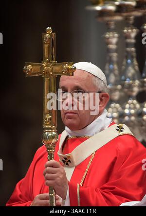 Photo de dossier - le pape François célèbre le mariage de 20 couples lors d'une messe nuptiale à la Basilique Pierre, Vatican, le 14 septembre 2014, dont certains qui ont déjà des enfants, un péché sous l'enseignement de l'Église catholique. Les âges des jeunes mariés vont de 25 à 56 ans, et parmi eux il y a ceux qui vivent déjà ensemble, ceux qui ont déjà des enfants, ceux qui se sont rencontrés à l'église. Il est assez rare qu'un pape célèbre des mariages publics. Jean-Paul II l'a fait deux fois, en 1994 et 2000, tandis que Benoît XVI n'a jamais officié le sacrement pendant sa papauté. -- le pape François est décédé le lundi de Pâques, le 2 avril Banque D'Images