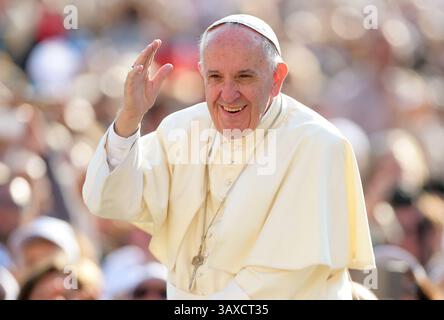 Vatican, Italie. 21 avril 2025. Photo du dossier - le pape François assiste à l'audience générale hebdomadaire sur la place Saint-Pierre au Vatican le 28 septembre 2016. -- le pape François est décédé le lundi de Pâques, le 21 avril 2025, à l'âge de 88 ans, dans sa résidence de la Casa Santa Marta du Vatican. Photo par Eric Vandeville/ABACAPRESS. COM Credit : Abaca Press/Alamy Live News Banque D'Images