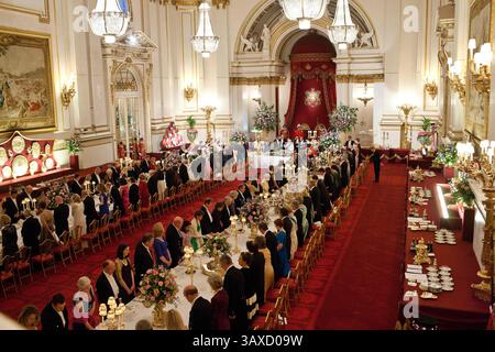24 mai 2011 - Londres, Angleterre - le président américain Barack Obama et la première dame Michelle Obama assistent à un banquet d'État organisé par la reine Elizabeth II le 24 mai 2011 au palais de Buckingham à Londres, en Angleterre. Barack Hussein Obama II (né le 4 août 1961) est le 44e président des États-Unis. Il est le premier Afro-américain à être élu et le premier président né en dehors des États-Unis contigus. Né à Honolulu, Hawaï, Obama est diplômé de l'Université Columbia et de la Harvard Law School. Il a travaillé comme avocat des droits civils et a enseigné le droit constitutionnel à l'Université de Chicago L. Banque D'Images