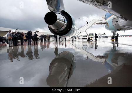 4 juin 2014 - Bruxelles, Belgique - le président américain Barack Obama débarque d'Air Force One à son arrivée à l'aéroport national de Bruxelles le 4 juin 2014 à Bruxelles, Belgique. Barack Hussein Obama II (né le 4 août 1961) est le 44e président des États-Unis. Il est le premier Afro-américain à être élu et le premier président né en dehors des États-Unis contigus. Né à Honolulu, Hawaï, Obama est diplômé de l'Université Columbia et de la Harvard Law School. Il a travaillé comme avocat des droits civils et a enseigné le droit constitutionnel à la faculté de droit de l'Université de Chicago de 1992 à 2004. WHI Banque D'Images