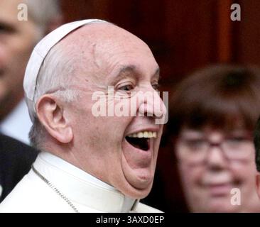Dublin, Irlande. 21 avril 2025. Photo du dossier datée du 25/08/18 du pape François quitte la cathédrale St Mary's Pro de Dublin, après avoir rencontré des couples récemment mariés et des couples se préparant au sacrement du mariage, dans le cadre de sa visite en Irlande. Date d'émission : lundi 21 avril 2025. Crédit : Agence photo indépendante/Alamy Live News Banque D'Images