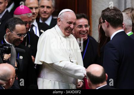 Dublin, Irlande. 21 avril 2025. Photo du dossier datée du 25/08/18 du pape François quitte la cathédrale St Mary's Pro de Dublin, après avoir rencontré des couples récemment mariés et des couples se préparant au sacrement du mariage, dans le cadre de sa visite en Irlande. Date d'émission : lundi 21 avril 2025. Crédit : Agence photo indépendante/Alamy Live News Banque D'Images