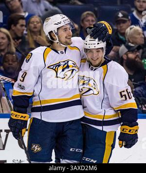5 janvier 2017 : Filip Forsberg (9), l'aile gauche des Predators de Nashville, marque et célèbre avec Kevin Fiala (56), l'aile gauche des Predators de Nashville, en 2e période du match entre les Predators de Nashville et le Lightning de Tampa Bay à l'Amalie Arena de Tampa, en Floride. Del Mecum/CSM(image de crédit : &copy ; Del Mecum/CSM via ZUMA Wire) Banque D'Images