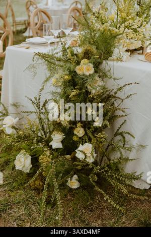 Installation florale en cascade sur la table de réception Banque D'Images