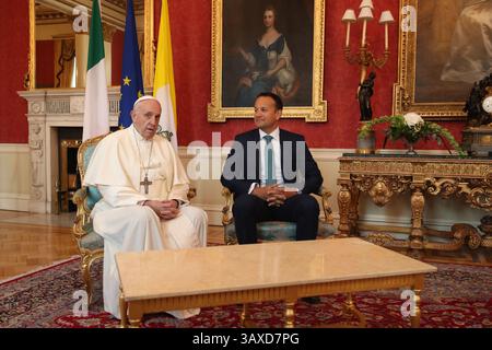Dublin, Irlande. 21 avril 2025. Photo datée du 25/08/18 du Pape François rencontre le Taoiseach Leo Varadkar au château de Dublin dans le cadre de sa visite en Irlande. Date d'émission : lundi 21 avril 2025. Crédit : Agence photo indépendante/Alamy Live News Banque D'Images