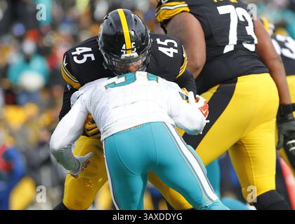 8 janvier 2017 - Pittsburgh, Pennsylvanie, U. S - Pittsburgh Steelers Fullback Roosevelt Nix-Jones (45) bloquant la sécurité gratuite des Miami Dolphins Michael Thomas (31) pendant le match. (Crédit image : © Brian Kunst via ZUMA Wire) Banque D'Images
