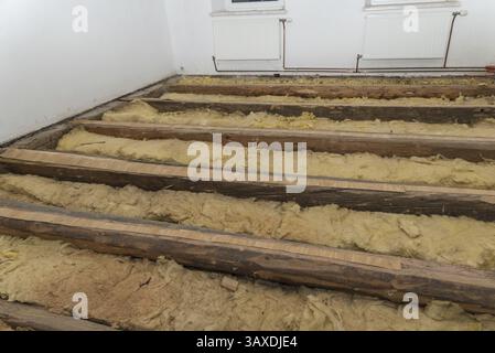 Bonne isolation thermique lors de la construction d'une maison avec de la laine minérale - isolation de toit Banque D'Images