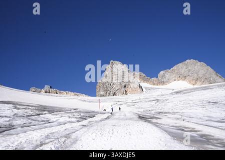 Montagnes de Dachstein et glace de glacier - alpinisme dans les montagnes en Autriche Banque D'Images