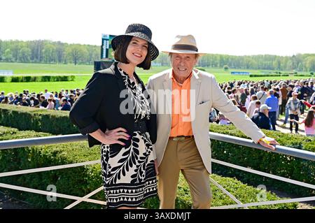 Claus Theo Gärtner mit Ehefrau Sarah Würgler BEI der Großen Saisoneröffnung 2025 auf der Rennbahn Hoppegarten. Berlin, 20.04.2025 *** Claus Theo Gärtner avec sa femme Sarah Würgler lors de l'inauguration de la saison 2025 à l'hippodrome de Hoppegarten Berlin, 20 04 2025 Foto :XM.xWehnertx/xFuturexImagex hoppegarten 5446 Banque D'Images