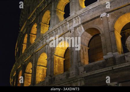 Vue nocturne du Colisée ou Colisée, également connu sous le nom d'amphithéâtre Flavien Banque D'Images