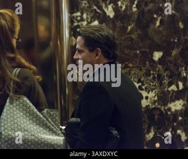12 décembre 2016 - New York, New York, États-Unis d'Amérique - Anthony Scaramucci, conseiller financier de Trump, prend un ascenseur dans le hall de la Trump Tower avec Maurice Greenberg, ancien PDG d'AIG (non vu) à New York, NY, États-Unis, le 12 décembre 2016. . Crédit : Albin Lohr-Jones / piscine via CNP (crédit image : © Albin Lohr-Jones/CNP via ZUMA Wire) Banque D'Images