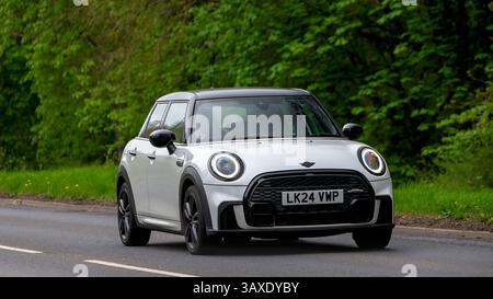 Milton Keynes, Royaume-Uni - Apr. 9th 2025 : 2024 Mini Cooper blanche conduisant sur une route de campagne britannique Banque D'Images