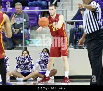 14 JANVIER 2017 : Matt Thomas (21 ans), garde de l'État de l'Iowa, passe le ballon en jeu pendant un match de basket-ball de la NCAA entre les cyclones de l'État de l'Iowa et les grenouilles Horned de la TCU à Schollmaier Arena à Fort Worth Texas. TCU a vaincu les cyclones 84-77. Jeff Goldberg/CSM(image de crédit : &copy ; Jeff Goldberg/CSM via ZUMA Wire) Banque D'Images