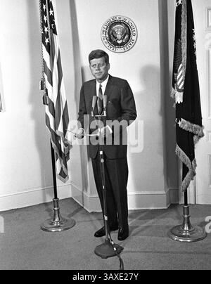 16 janvier 2017 - Washington, District of Columbia, États-Unis d'Amérique - le président des États-Unis John F. Kennedy annonce la nomination de W. Willard Wirtz au poste de secrétaire américain au travail à la Maison Blanche de Washington, DC le 30 août 1962..crédit : Arnie Sachs / CNP (crédit image : © Arnie Sachs/CNP via ZUMA Wire) Banque D'Images