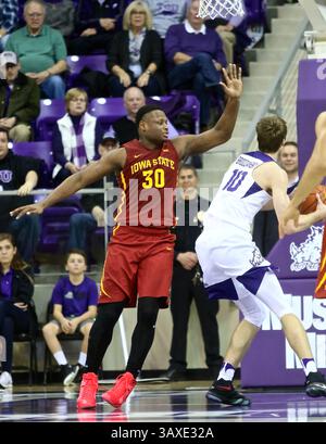 14 JANVIER 2017 : Deonte Burton (30 ans), garde de l'État de l'Iowa, tente de protéger son panier lors d'un match de basket-ball universitaire de la NCAA entre les cyclones de l'État de l'Iowa et les grenouilles Horned de la TCU à Schollmaier Arena à Fort Worth Texas. TCU a vaincu les cyclones 84-77. Jeff Goldberg/CSM(image de crédit : &copy ; Jeff Goldberg/CSM via ZUMA Wire) Banque D'Images