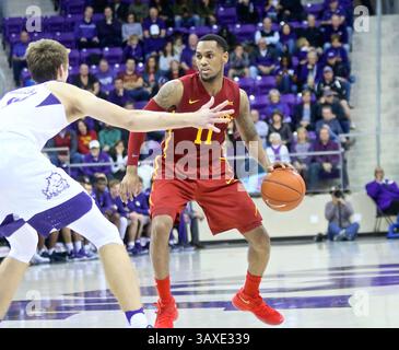 14 JANVIER 2017 : le garde Monte Morris {11) de l'État de l'Iowa cherche à s'ouvrir pour déplacer la balle pendant le match de basket-ball universitaire de la NCAA entre les cyclones de l'État de l'Iowa et les grenouilles Horned TCU à Schollmaier Arena à Fort Worth Texas. TCU a vaincu les cyclones 84-77. Jeff Goldberg/CSM(image de crédit : &copy ; Jeff Goldberg/CSM via ZUMA Wire) Banque D'Images