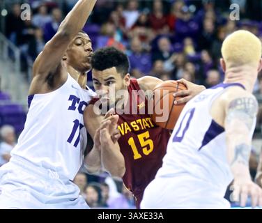 14 JANVIER 2017 : Nazareth Mitrou-long (15 ans), garde de l'État de l'Iowa, conduit la circulation vers le panier pendant le match de basket-ball universitaire de la NCAA entre les cyclones de l'État de l'Iowa et les grenouilles Horned de la TCU à Schollmaier Arena à Fort Worth Texas. TCU a vaincu les cyclones 84-77. Jeff Goldberg/CSM. (Image de crédit : &copy ; Jeff Goldberg/CSM via ZUMA Wire) Banque D'Images