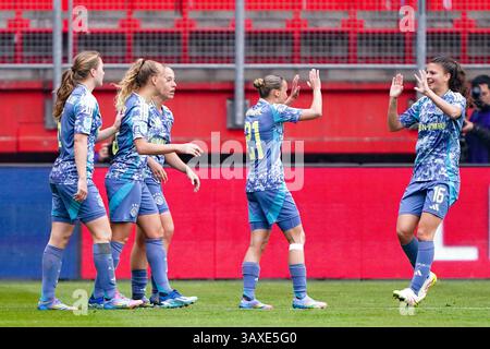 Enschede, pays-Bas. 21 avril 2025. ENSCHEDE, PAYS-BAS - 21 AVRIL : Danique Noordman de l'Ajax célèbre après avoir marqué le premier but de l'équipe avec Rosa van Gool de l'Ajax lors du match Néerlandais Azerion Women's Eredivisie entre le FC Twente et l'Ajax à Grolsch Veste le 21 avril 2025 à Enschede, pays-Bas. (Photo par Andre Weening/Orange Pictures) crédit : Orange pics BV/Alamy Live News Banque D'Images