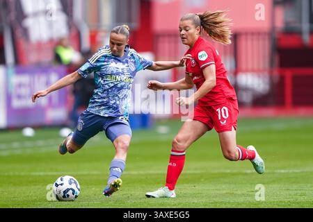 Enschede, pays-Bas. 21 avril 2025. ENSCHEDE, PAYS-BAS - 21 AVRIL : Rosa van Gool de l'Ajax se bat pour le ballon avec Kayleigh van Dooren du FC Twente lors du match Eredivisie féminin d'Azerbaïdjan entre le FC Twente et l'Ajax à Grolsch Veste le 21 avril 2025 à Enschede, pays-Bas. (Photo par Andre Weening/Orange Pictures) crédit : Orange pics BV/Alamy Live News Banque D'Images