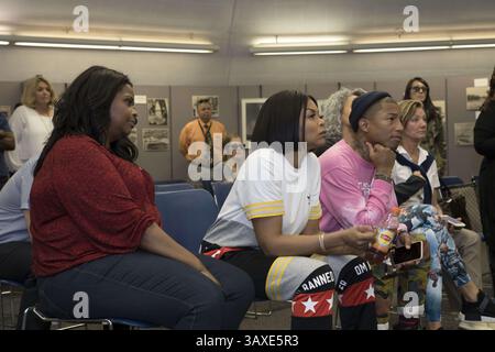 12 décembre 2016 - Cape Canaveral, FL, États-Unis - les acteurs et l'équipe du film à venir Hidden figures (G-d) Octavia Spencer, Taraji P. Henson et Pharrell Williams, visitent la base de lancement de la Cape Canaveral Air Force Station 14 décembre 12, 2016 à Cape Canaveral, Floride. Cette rampe de lancement a été le lieu du lancement du projet Mercury de John Glenn présenté dans le film. (Crédit image : © Kim Shiflett/NASA via ZUMA Wire) Banque D'Images