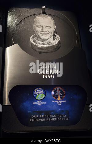9 décembre 2016 - Titusville, FL, États-Unis - Une plaque commémorant l'astronaute de la NASA John Glenn et son travail sur les missions Mercury-Atlas 6 et STS-95 est érigée lors d'une cérémonie de dépôt de couronne en l'honneur de feu Glenn à l'exposition Heroes and Legends du complexe des visiteurs du Kennedy Space Center le 9 décembre 2016 à Titusville, Floride. (Crédit image : © Kim Shiflett/NASA via ZUMA Wire) Banque D'Images