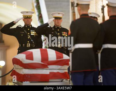 16 décembre 2016 - Columbus, Ohio, États-Unis - les Marines américains montent la garde devant le cercueil de l'astronaute et ancien sénateur John Glenn au repos à l'Ohio Statehouse le 16 décembre 2016 à Columbus, Ohio. L'ancien pilote de Marine, sénateur et premier homme à orbiter autour de la Terre est mort la semaine dernière à l'âge de 95 ans. (Crédit image : © Bill Ingalls/NASA via ZUMA Wire) Banque D'Images