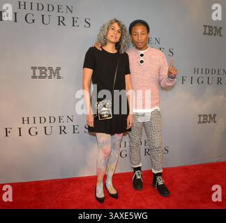 10 décembre 2016 - New York, États-Unis - le producteur Mimi Valdes et le chanteur Pharell Williams marchent sur le tapis rouge lors de la célébration mondiale du film Hidden figures au SVA Theatre le 10 décembre 2016 à New York, New York. Le film est basé sur l'histoire vraie des femmes afro-américaines qui ont travaillé comme ordinateurs humains lors de la mission Friendship 7 en 1962. (Crédit image : © Bill Ingalls/NASA via ZUMA Wire) Banque D'Images