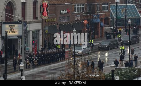 17 décembre 2016 - Columbus, États-Unis - la Marine Honor Guard des États-Unis dirige le cortège funèbre de l'ancien astronaute de la NASA et sénateur américain John Glenn dans une rue de la ville le 17 décembre 2016 à Columbus, Ohio. (Crédit image : © Bridget Caswell/NASA via ZUMA Wire) Banque D'Images