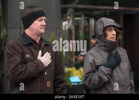17 décembre 2016 - Columbus, États-Unis - les spectateurs rendent hommage à l'ancien astronaute de la NASA et sénateur américain John Glenn alors que son cortège funéraire est mené hors de l'Ohio Statehouse le 17 décembre 2016 à Columbus, Ohio. (Crédit image : © Bridget Caswell/NASA via ZUMA Wire) Banque D'Images